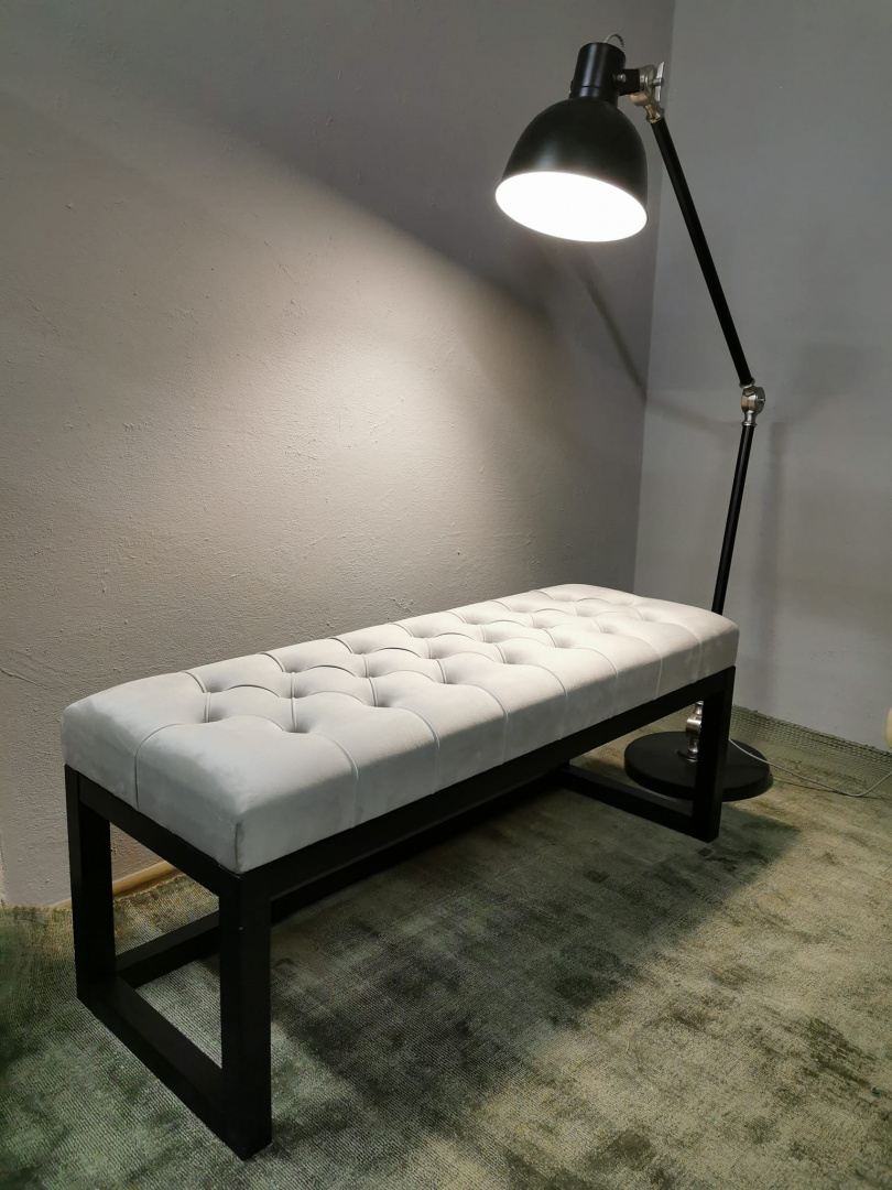 Pikowana ławka do przedpokoju Emra Wood Design jasnoszary welur Pikowana ławka do przedpokoju Emra Wood Design jasnoszary welur