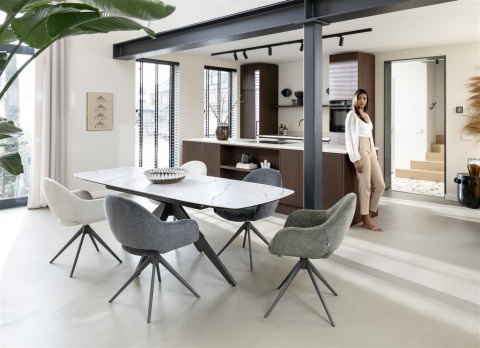 [na zamówienie]Fotel obrotowy z podłokietnikami FINN w tkaninie Livigno, ochra z grafitową podstawą