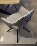 Designerski fotel obrotowy do jadalni INAYA XOOON, tapicerowany tkaniną bouclé Malmo i Pala, z czarną metalową podstawą