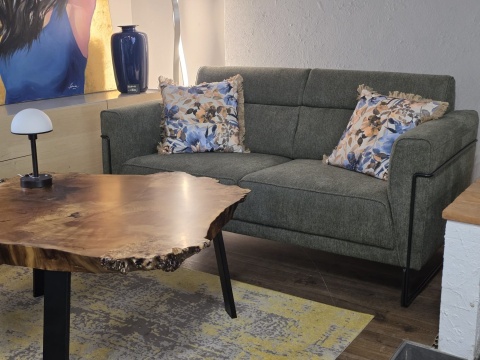 Nowoczesna sofa 2-osobowa FISKARDO XOOON, zielona tkanina pleciona, czarna metalowa rama Nowoczesna sofa 2-osobowa FISKARDO XOOON, zielona tkanina pleciona, czarna metalowa rama