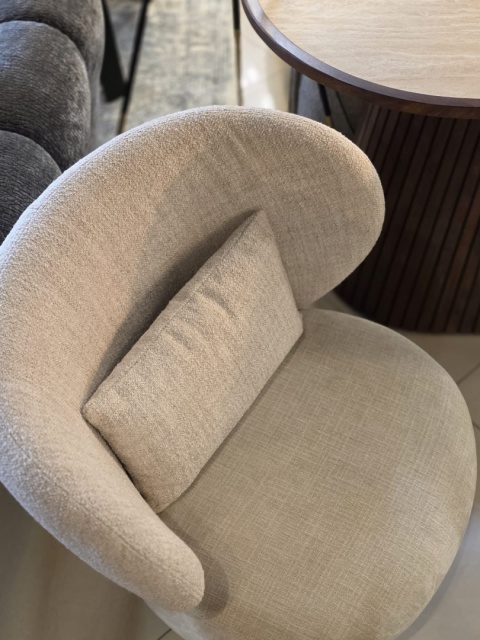 Designerski fotel wypoczynkowy SOLEE XOOON, obrotowy 360°, z poduszką lędźwiową, tkanina Luton i Cadiz, kolor kremowy Designerski fotel wypoczynkowy SOLEE XOOON, obrotowy 360°, z poduszką lędźwiową, tkanina Luton i Cadiz, kolor kremowy