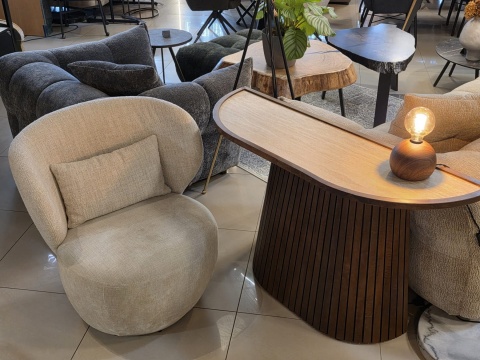 Elegancka owalna konsola CLEO COCOmaison 130 cm, blat HPL o wyglądzie trawertynu, brązowa podstawa z lamelami Elegancka owalna konsola CLEO COCOmaison 130 cm, blat HPL o wyglądzie trawertynu, brązowa podstawa z lamelami