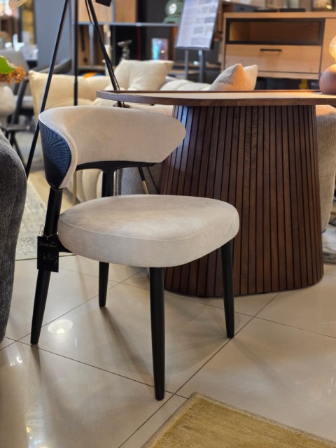 Elegancka owalna konsola CLEO COCOmaison 130 cm, blat HPL o wyglądzie trawertynu, brązowa podstawa z lamelami Elegancka owalna konsola CLEO COCOmaison 130 cm, blat HPL o wyglądzie trawertynu, brązowa podstawa z lamelami