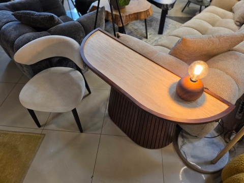 Elegancka owalna konsola CLEO COCOmaison 130 cm, blat HPL o wyglądzie trawertynu, brązowa podstawa z lamelami Elegancka owalna konsola CLEO COCOmaison 130 cm, blat HPL o wyglądzie trawertynu, brązowa podstawa z lamelami