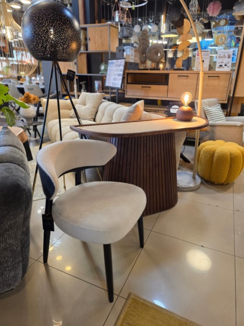 Elegancka owalna konsola CLEO COCOmaison 130 cm, blat HPL o wyglądzie trawertynu, brązowa podstawa z lamelami Elegancka owalna konsola CLEO COCOmaison 130 cm, blat HPL o wyglądzie trawertynu, brązowa podstawa z lamelami