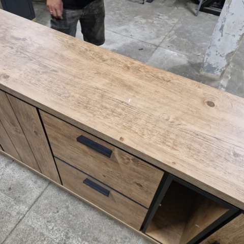 (M, defekt) Komoda Delmonte 230 cm Henders& Hazel (M, defekt) Komoda Delmonte 230 cm Henders& Hazel