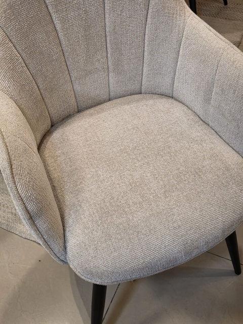 [na zamówienie] Nowoczesne krzesło z podłokietnikami Aron Happy@Home, tkanina Vulcano, kolor kremowy