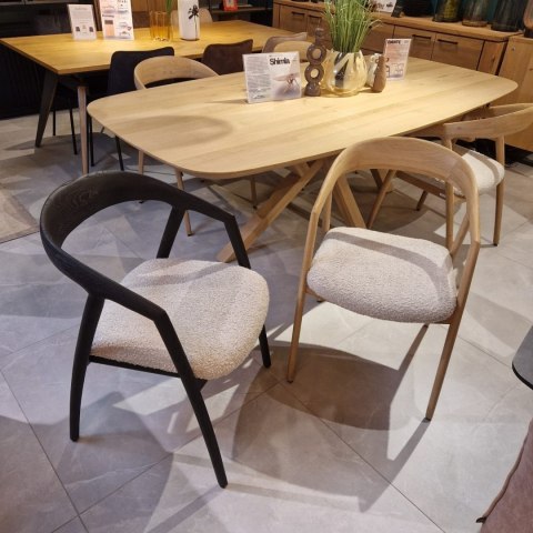 [OD RĘKI] Krzesło z podłokietnikami DANTE, kremowa tkanina bouclé, nogi z litego dębu w kolorze antracytu