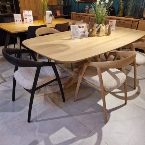 [OD RĘKI] Krzesło z podłokietnikami DANTE, kremowa tkanina bouclé, nogi z litego dębu w kolorze antracytu