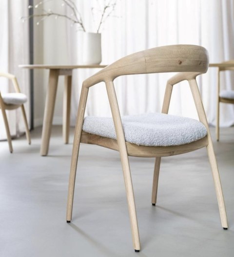 [OD RĘKI] Krzesło z podłokietnikami DANTE, tkanina bouclé 2 kolory, nogi z litego dębu