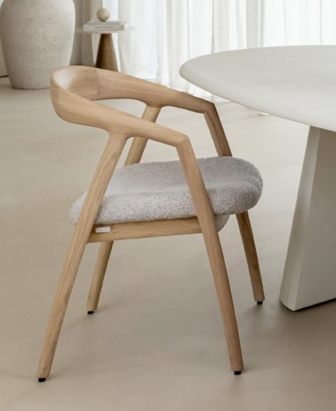 [OD RĘKI] Krzesło z podłokietnikami DANTE, tkanina bouclé 2 kolory, nogi z litego dębu