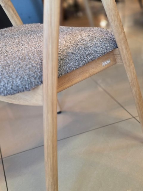 [OD RĘKI] Krzesło z podłokietnikami DANTE, tkanina bouclé 2 kolory, nogi z litego dębu