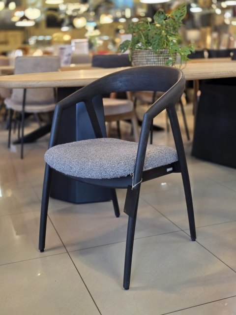 [na zmówienie] Krzesło z podłokietnikami DANTE, kremowa tkanina bouclé, nogi z litego dębu w kolorze antracytu