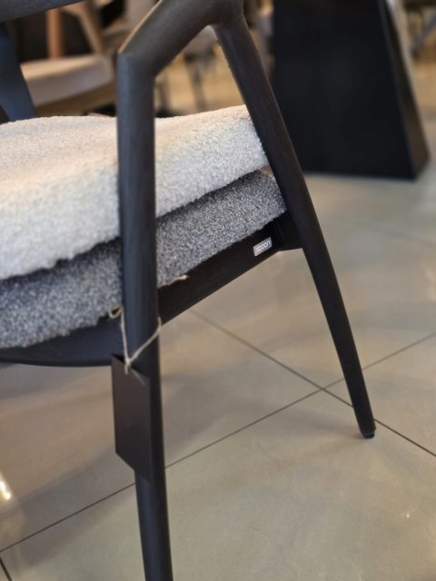 [na zmówienie] Krzesło z podłokietnikami DANTE, szara tkanina bouclé, nogi z litego dębu w kolorze antracytu