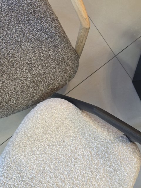 [na zmówienie] Krzesło z podłokietnikami DANTE, szara tkanina bouclé, nogi z litego dębu w kolorze antracytu