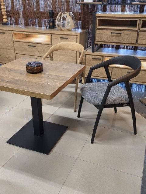 [na zmówienie] Krzesło z podłokietnikami DANTE, szara tkanina bouclé, nogi z litego dębu w kolorze antracytu