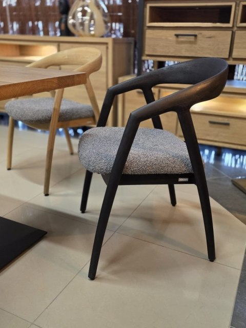 [na zmówienie] Krzesło z podłokietnikami DANTE, szara tkanina bouclé, nogi z litego dębu w kolorze antracytu