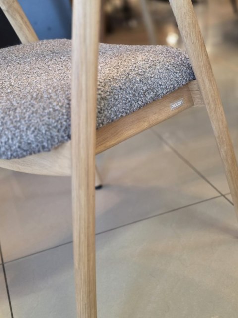 [na zmówienie] Krzesło z podłokietnikami DANTE, szara tkanina bouclé, nogi z litego dębu