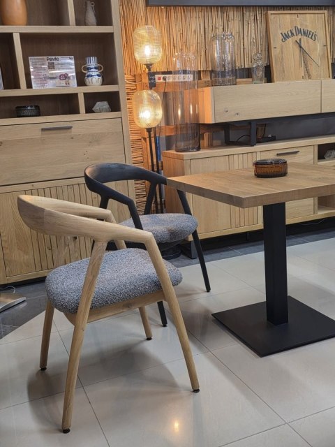 [na zmówienie] Krzesło z podłokietnikami DANTE, szara tkanina bouclé, nogi z litego dębu