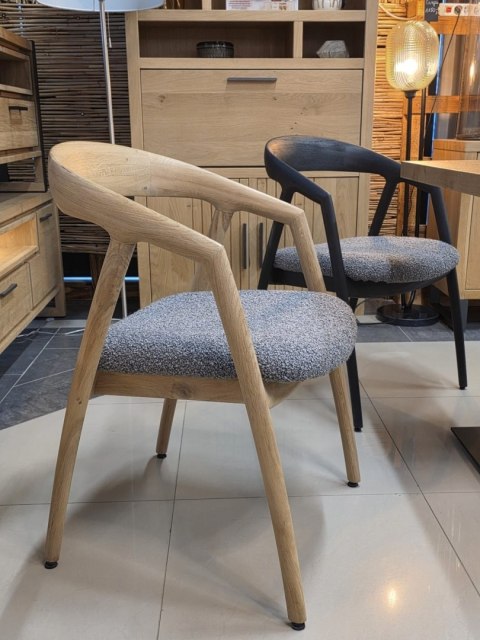 [na zmówienie] Krzesło z podłokietnikami DANTE, szara tkanina bouclé, nogi z litego dębu