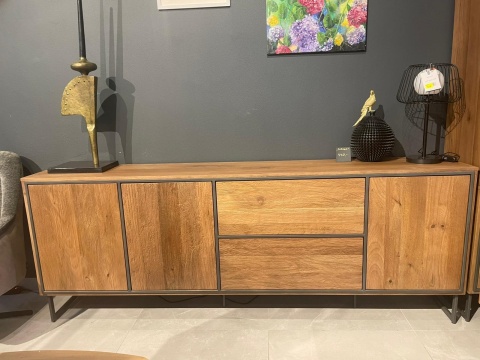 [K, defekt] Industrialna komoda TRAPANI 240 cm, fornir z mango 'smoked' na metalowej podstawie.