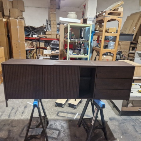 (M, defekt) Komoda TRENTON 210 cm z forniru dębowego w kolorze clay, metalowa podstawa, 2 drzwi, 3 szuflady, 2 nisze LED