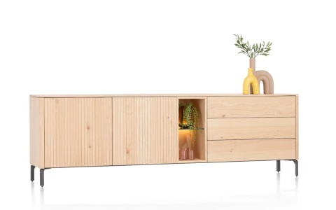 Komoda TRENTON 240 cm z naturalnego forniru dębowego, metalowa podstawa, 2 drzwi, 3 szuflady, 2 nisze LED Komoda TRENTON 240 cm z naturalnego forniru dębowego, metalowa podstawa, 2 drzwi, 3 szuflady, 2 nisze LED