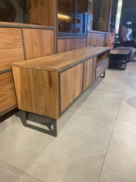 (M, defekt) Nowoczesna szafka RTV Trapani Henders & Hazel 200 cm, fornir mango smoked, z oświetleniem LED