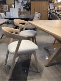 [OD RĘKI] Krzesło skandynawskie Bellami, rama z litego dębu, tkanina szenilowa Livigno - kremowy