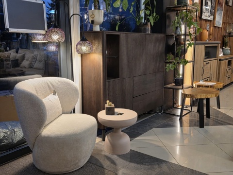 Wysoka komoda / Witryna TRENTON Xooon 153 cm, fornir dębowy, kolor Clay