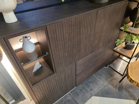 Wysoka komoda / Witryna TRENTON Xooon 153 cm, fornir dębowy, kolor Clay