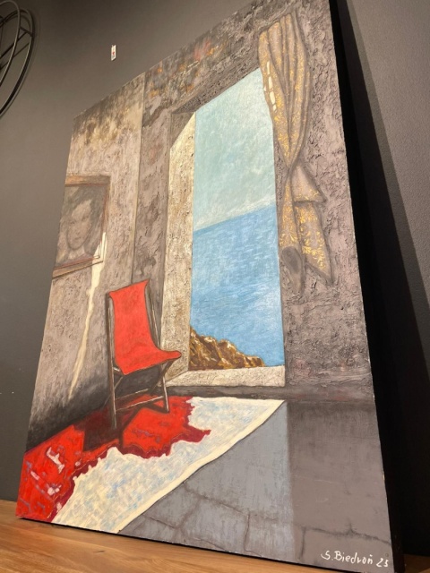 Obraz Ręcznie Malowany "Nadmorska Cisza" – Wnętrze z Czerwonym Krzesłem 103,5x140 cm