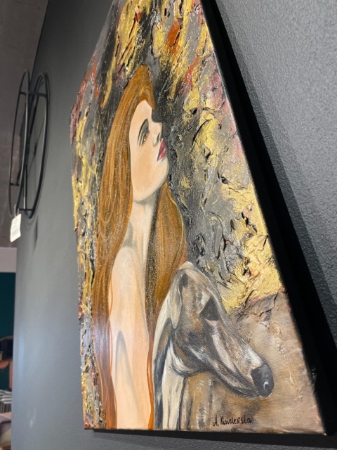 Obraz Ręcznie Malowany "Miedziana Aura" – Kobieta z Chartem 58x78 cm