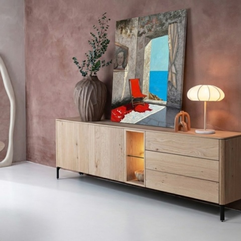 Obraz Ręcznie Malowany "Nadmorska Cisza" – Wnętrze z Czerwonym Krzesłem 103,5x140 cm