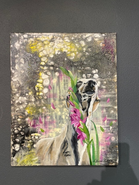 Obraz Ręcznie Malowany "Kwiatowa Błogość" – Chart w Mieczykach 40x50 cm