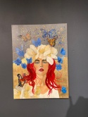 Obraz Ręcznie Malowany "Motyla Aura" – Kobieta w Kwiatach 58x78 cm