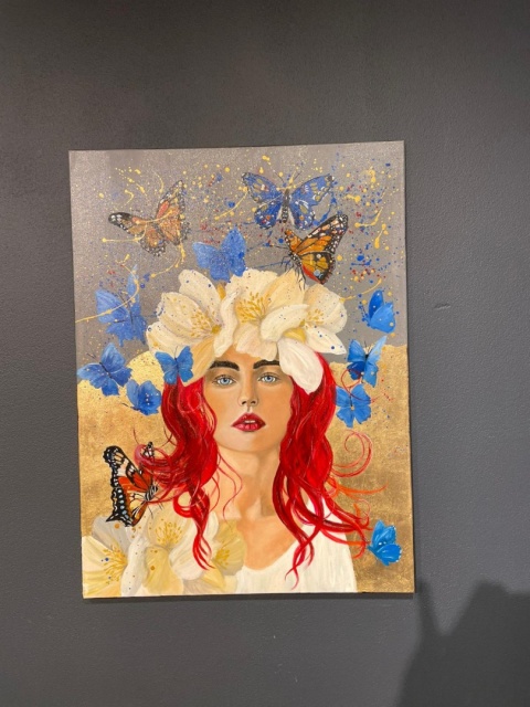 Obraz Ręcznie Malowany "Motyla Aura" – Kobieta w Kwiatach 58x78 cm