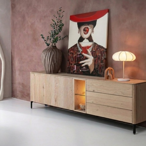 Obraz Akrylowy na Płótnie „Wiśniowa Pokusa” – Kobieta w Czerwonym Kapeluszu 100x120 cm