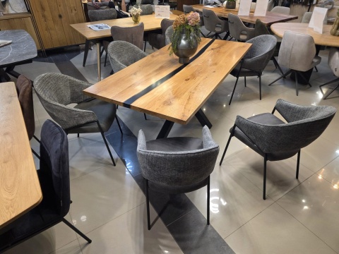 Stół dębowy z rzekami żywicy 'RIVER' 210x100 cm, blat lity dąb, nogi metalowe czarne