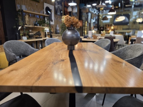 Stół dębowy z rzekami żywicy 'RIVER' 210x100 cm, blat lity dąb, nogi metalowe czarne