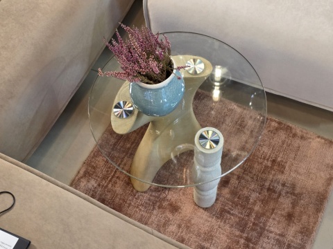 Stolik Boczny/Pomocniczy ANNA Coco Maison, Szklany Blat, Podstawa Rzeźbiarska Polyresin, Kolor Biały/Naturalny