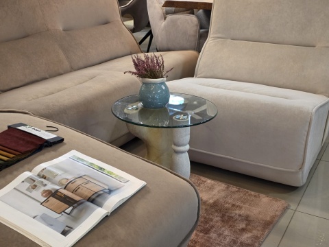 Stolik Boczny/Pomocniczy ANNA Coco Maison, Szklany Blat, Podstawa Rzeźbiarska Polyresin, Kolor Biały/Naturalny