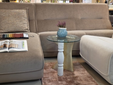 Stolik Boczny/Pomocniczy ANNA Coco Maison, Szklany Blat, Podstawa Rzeźbiarska Polyresin, Kolor Biały/Naturalny