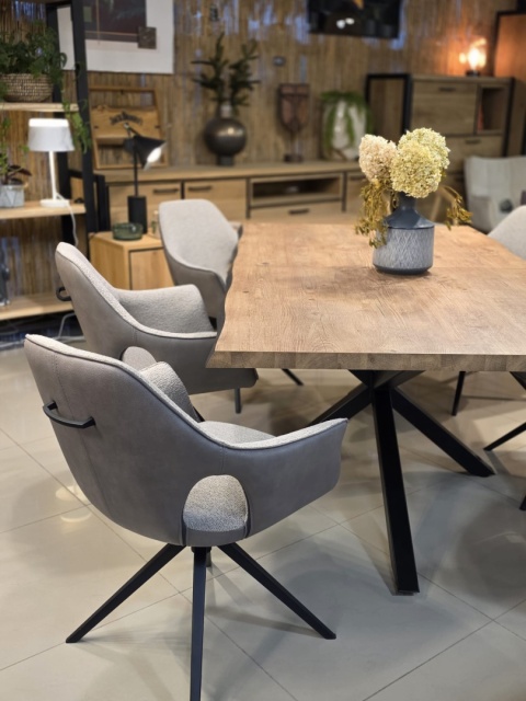 Designerski fotel obrotowy do jadalni INAYA XOOON, tapicerowany tkaniną bouclé Malmo i Pala, z czarną metalową podstawą