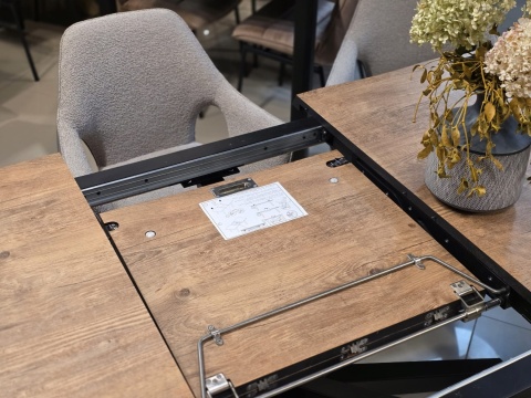 Designerski fotel obrotowy do jadalni INAYA XOOON, tapicerowany tkaniną bouclé Malmo i Pala, z czarną metalową podstawą