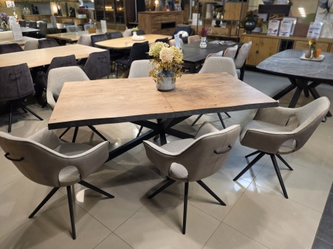 Designerski fotel obrotowy do jadalni INAYA XOOON, tapicerowany tkaniną bouclé Malmo i Pala, z czarną metalową podstawą