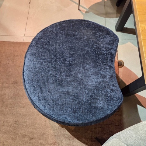 [K] Puf Ronda Niebieski – Połyskujący z Wcięciem na Fotel | Coco Maison