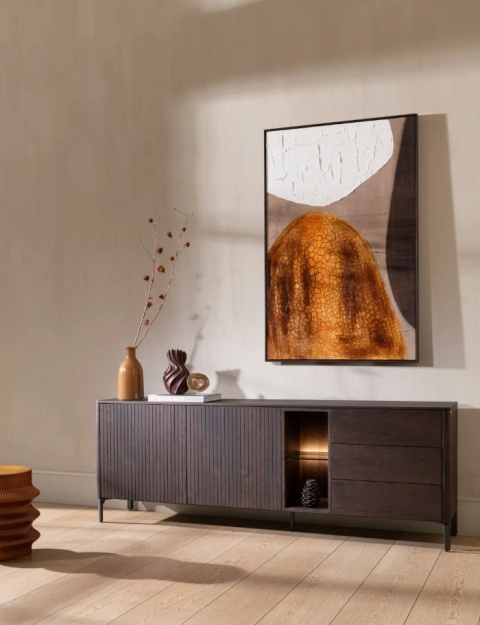 [na zamówienie] Komoda TRENTON 210 cm z forniru dębowego w kolorze clay, metalowa podstawa, 2 drzwi, 3 szuflady, 2 nisze LED