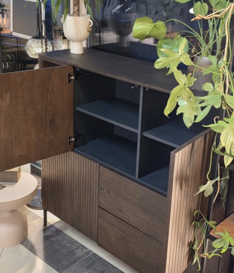 [na zamówienie]Wysoka komoda / Witryna TRENTON Xooon 153 cm, fornir dębowy, kolor Clay