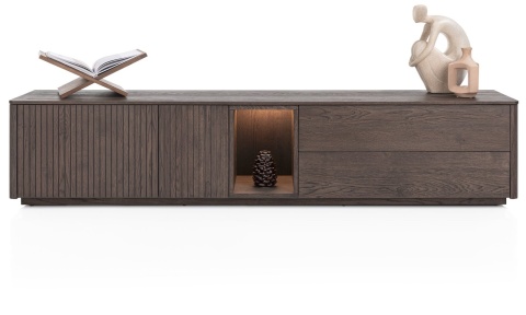 [na zamówienie] Szafka RTV / Lowboard TRENTON 210 cm, Fornir Dębowy Kolor Clay, Lamele, Opcja Cokołu lub Nóżek – XOOON